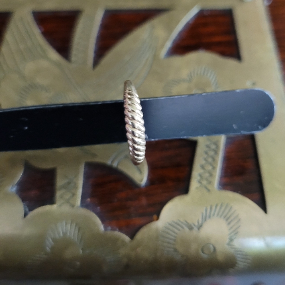 10K Ribbed Accent Ring - Picture 1 of 8
